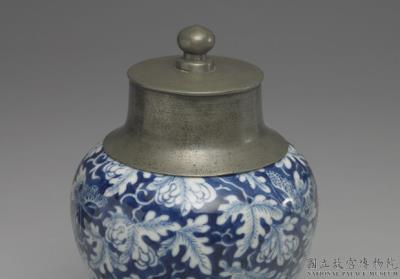 图片[2]-Covered jar in underglaze blue with flowers and butterflies decor, Qing dynasty (1644-1911)-China Archive